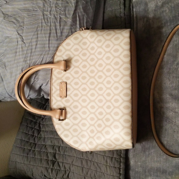 kate spade Handbags - EUC Kate Spade Dome Canvas Patterned Crossbody bag, Cream and white